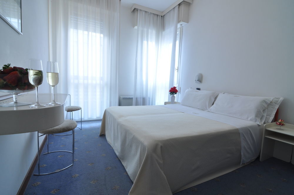 Hotel Nettuno Pesaro Exterior photo