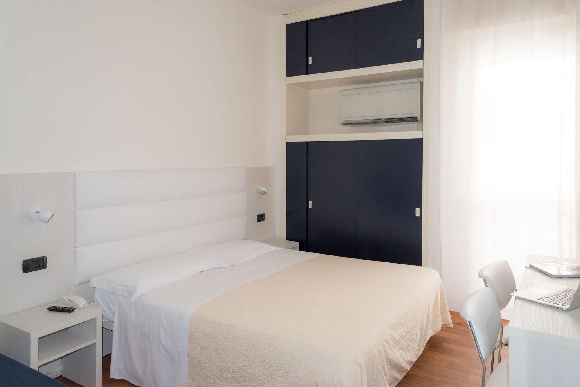 Hotel Nettuno Pesaro Exterior photo